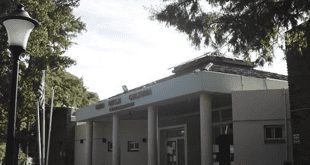 Fachada de la Biblioteca Municipal Mary Lagresa Bertrán de Piriápolis