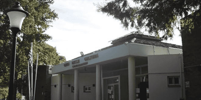 Fachada de la Biblioteca Municipal Mary Lagresa Bertrán de Piriápolis