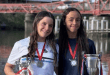 Zoe González y Melisa Harín, nadadoras de Cedemcar, posan con trofeos antes de competir en el Mundial Junior de Aguas Abiertas