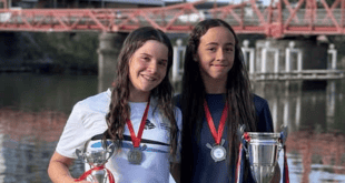 Zoe González y Melisa Harín, nadadoras de Cedemcar, posan con trofeos antes de competir en el Mundial Junior de Aguas Abiertas