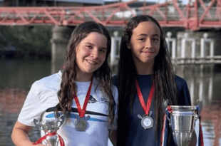 Zoe González y Melisa Harín, nadadoras de Cedemcar, posan con trofeos antes de competir en el Mundial Junior de Aguas Abiertas