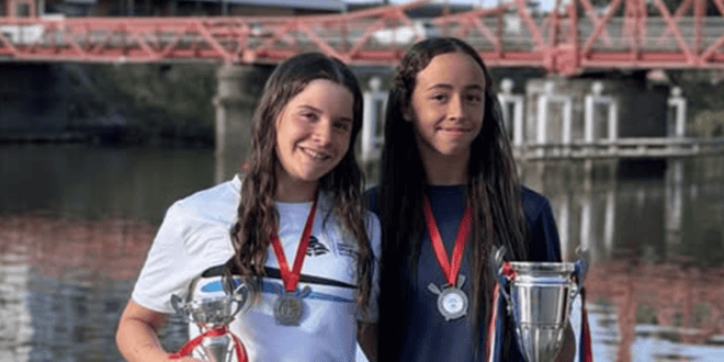 Zoe González y Melisa Harín, nadadoras de Cedemcar, posan con trofeos antes de competir en el Mundial Junior de Aguas Abiertas