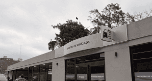Frente de la oficina de Registro de Vehículos de la Intendencia de Maldonado