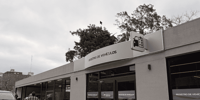 Frente de la oficina de Registro de Vehículos de la Intendencia de Maldonado