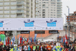 Largada de la Maratón de Punta del Este, con banderas y corredores en la salida