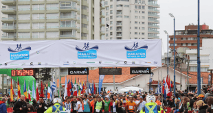 Largada de la Maratón de Punta del Este, con banderas y corredores en la salida